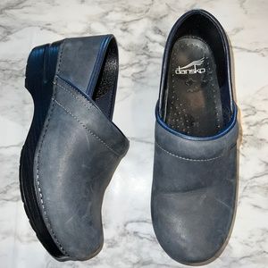Dansko Blue-ish Gray Leather Slip On Nursing Clogs women's size 38